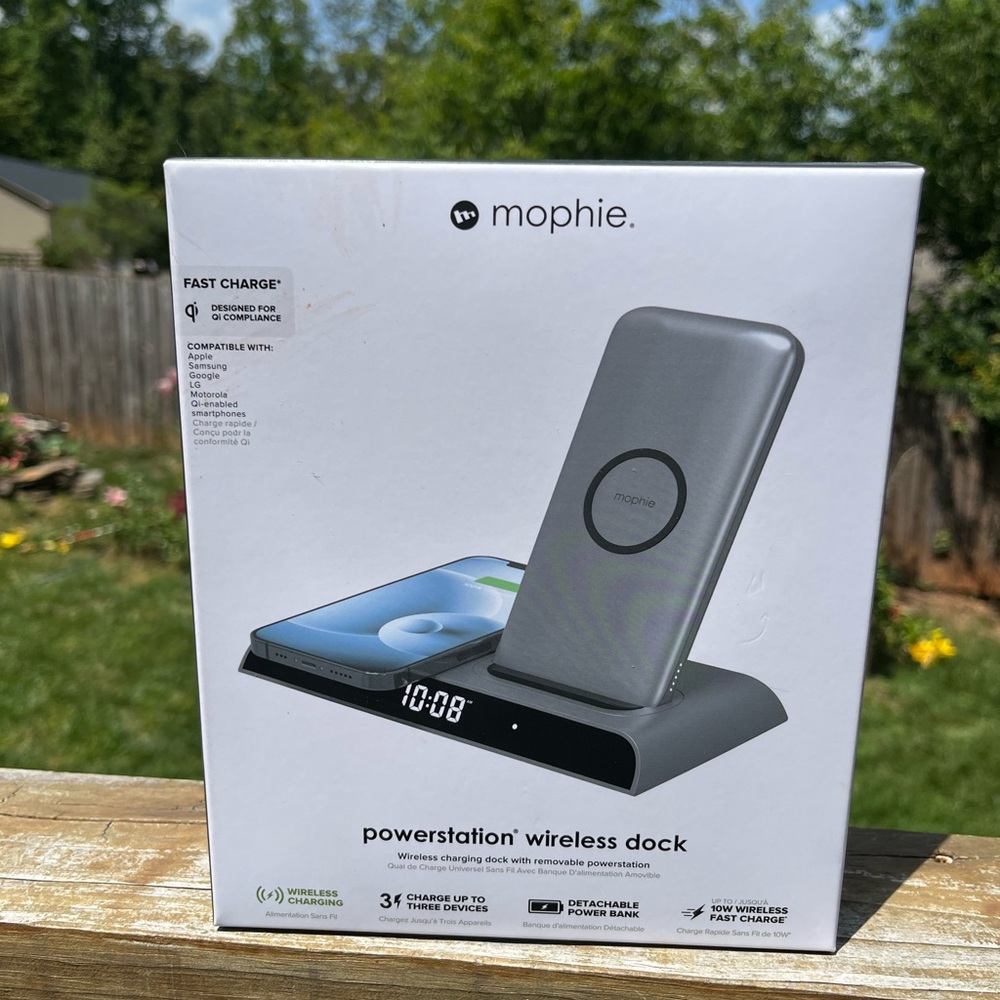 Mophie Universal Wireless Charging Dock in Silver and Black